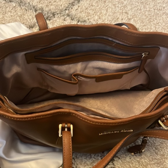 Michael Kors Jet Set Medium travel tote - Picture 5 of 7